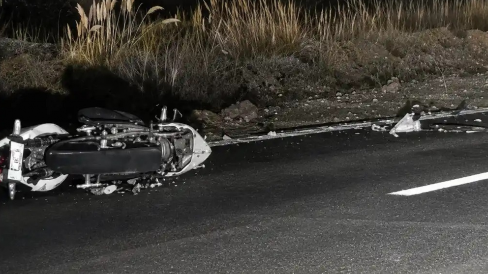 Viajaba en moto, chocó con un perro, cayó al asfalto y murió atropellado por camionetas.