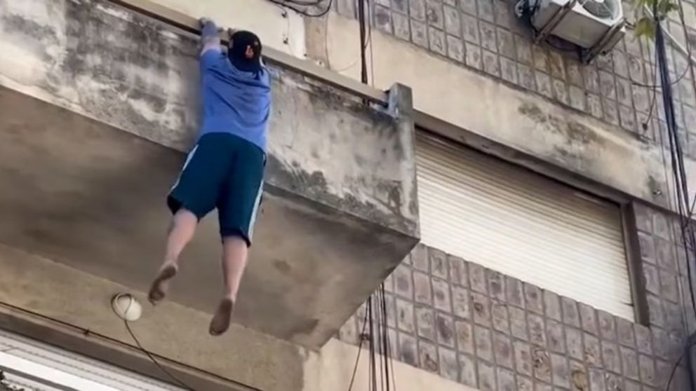 Milagrosa caída de un hombre en un departamento de Rosario (Captura de video).