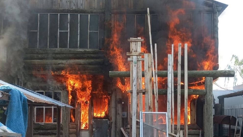 Voraz incendio en la Ribera: una caba�a de dos pisos fue consumida por las llamas