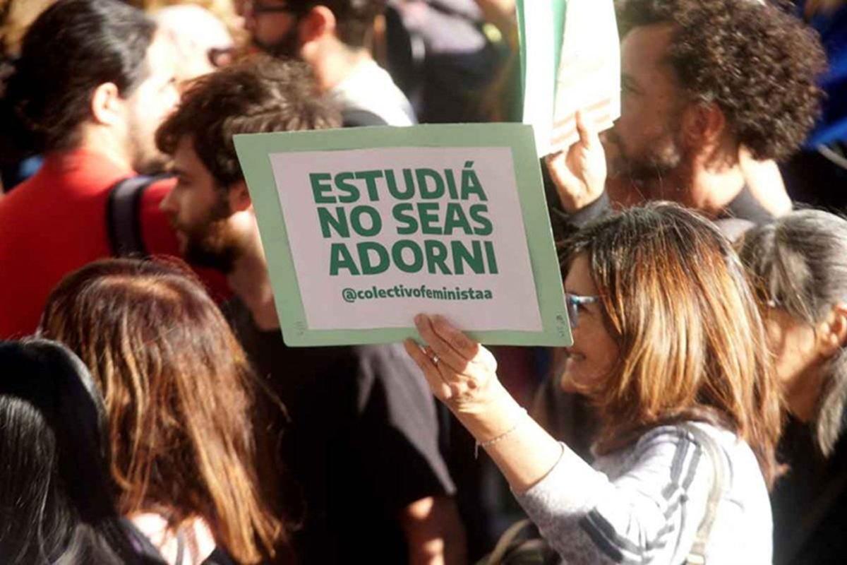 La marcha universitaria llegó a 25 millones de personas en redes y un cartel contra Adorni dominó la conversación - Crónica - Firme junto al pueblo