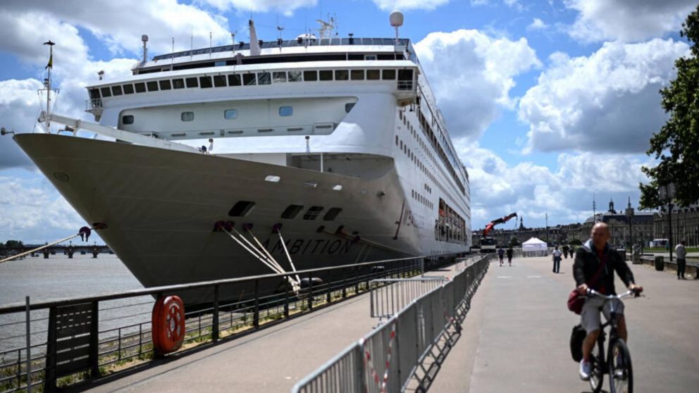 Un crucero permanece confinado en Francia tras la muerte de un pasajero.