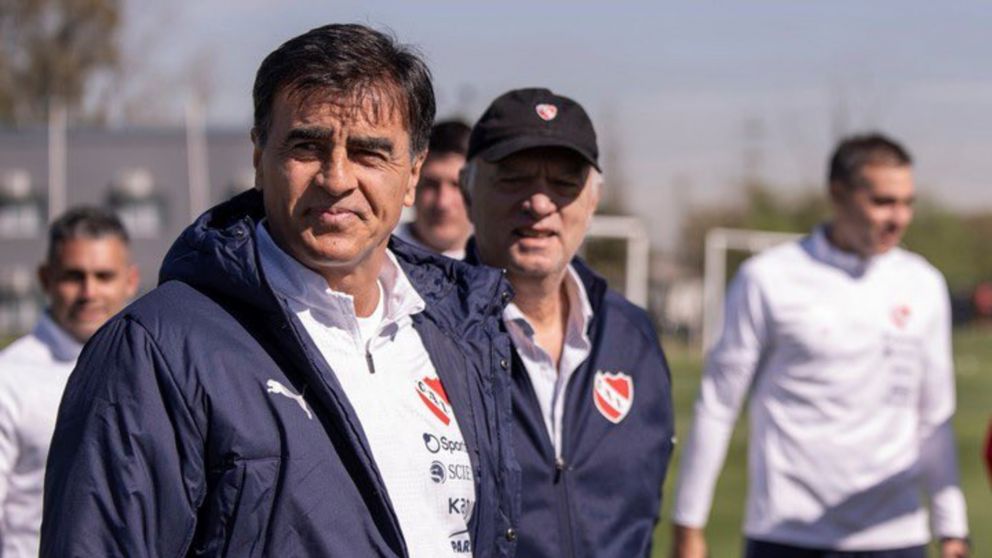 Gustavo Quinteros se reunir� en los pr�ximos d�as con los dirigentes de Independiente para evaluar su futuro.