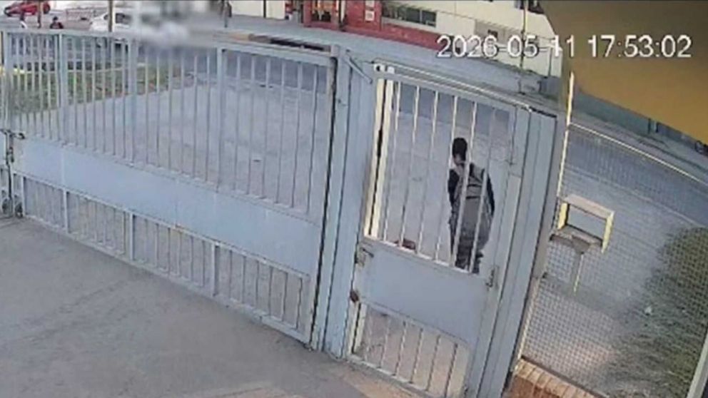 Una nena de 12 años está grave tras haber sido atropellada por un auto cuando salía de la escuela (Imagen captura vídeo).