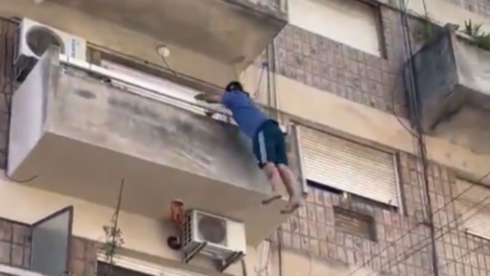 El sujeto qued� colgado de un balc�n durante varios segundos, hasta que cay� sobre un patrullero y se salv� de milagro.