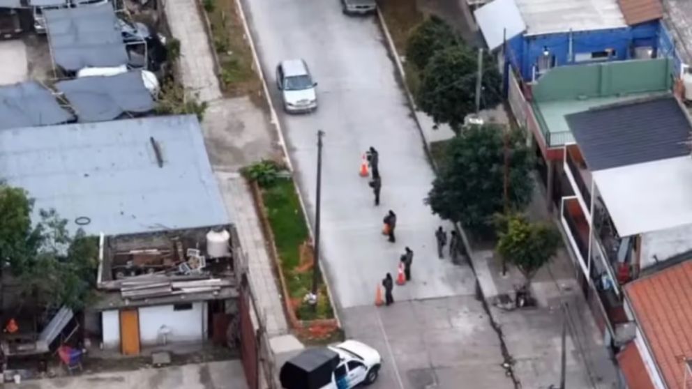 Cientos de policías llegaron al Fuerte Apache y armaron un anillo de seguridad para evitar huidas.