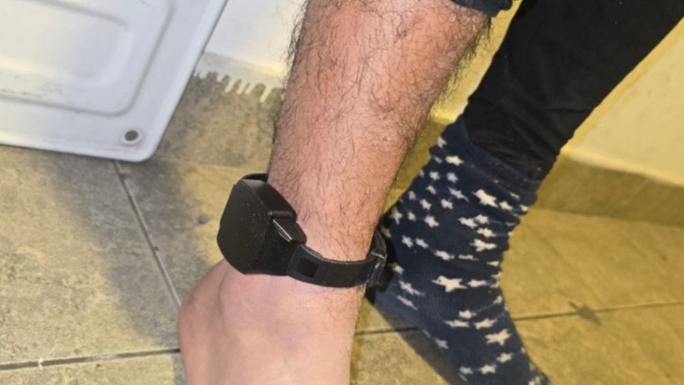 Detuvieron a un preso que tenía colocada pulsera electrónica y lideraba una banda de dealers.