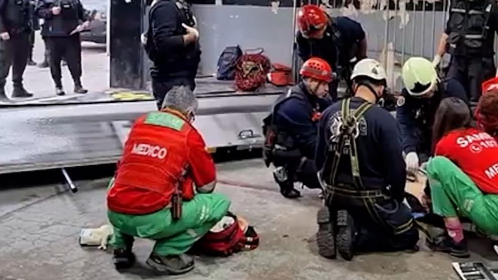 Personal de Bomberos de la Ciudad, efectivos de la Polic�a de la Ciudad y ambulancias del SAME arribaron al lugar.