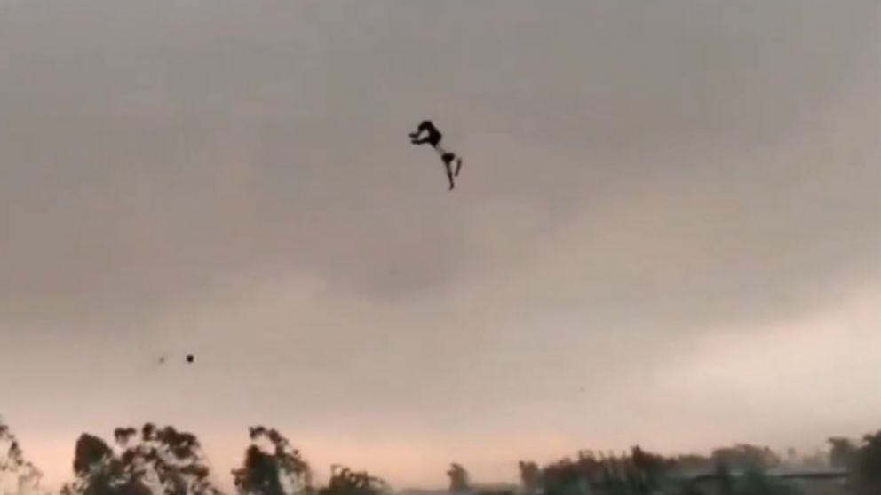 Por los fuentes vientos, el hombre salió volando, pero logró sobrevivir, a pesar de que se fracturó varias partes del cuerpo.