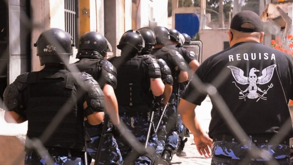 En una c�rcel de Mendoza descubren a presos con 17 celulares, marihuana y coca�na