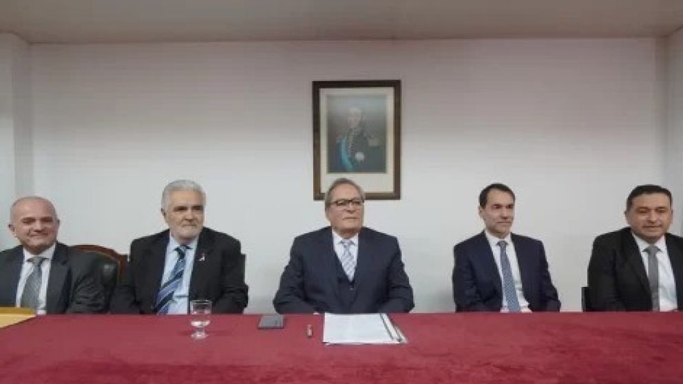 De izquierda a derecha: José Antonio González Nora, Sergio Acevedo, Daniel Mariani (presidente del Tribunal Superior de Justicia e integrante del TSJ que tenía cinco miembros) , Juan De La Vega y Gabriel Contreras.
