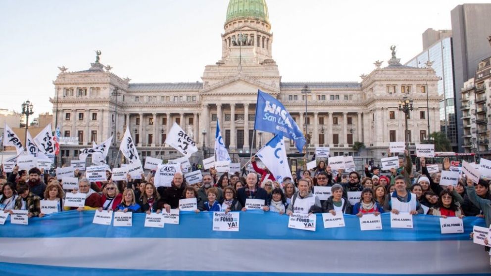 Los gremios denuncian que el salario m�nimo de docentes est� congelado en 500.000 pesos desde hace un a�o.