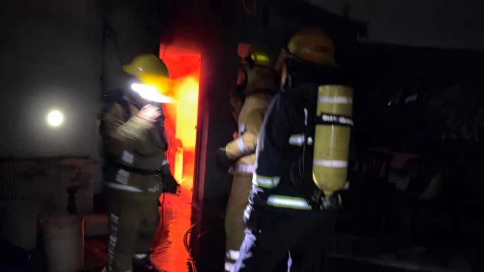 Un equipo de bomberos trabajando en el lugar de los hechos. (Gentileza Puntal)