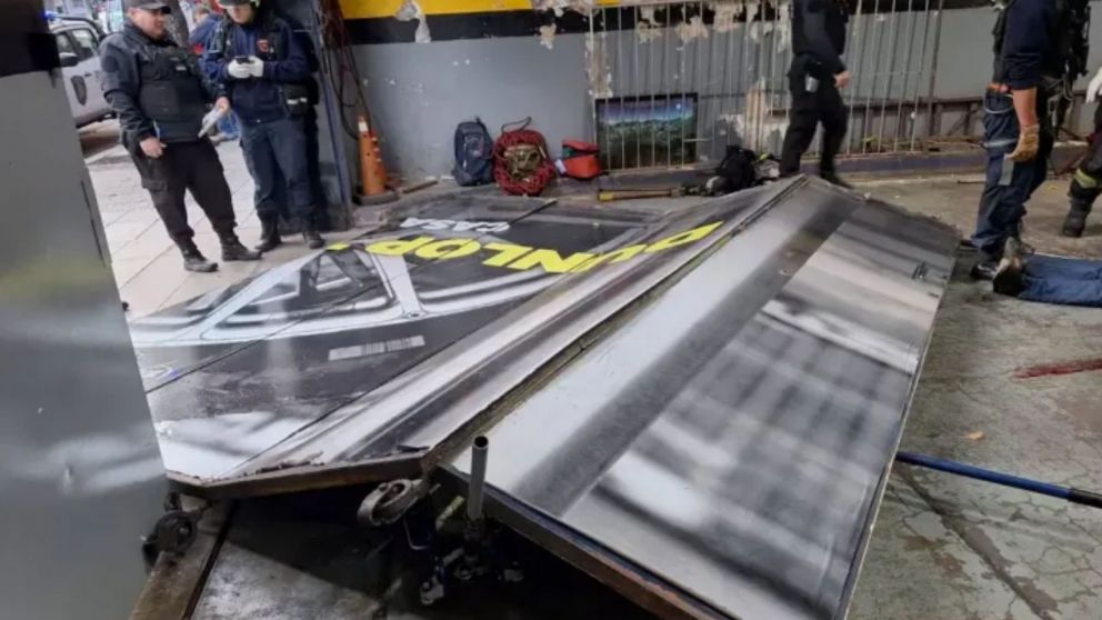 La v�ctima qued� atrapada atrapada debajo del port�n.