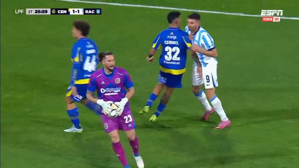 La captura de TV muestra c�mo se inici� el conflicto entre Coronel y Maravilla Mart�nez. Golpe y provocaci�n innecesaria, un combo que no percibi� D�valo en el VAR y deton� el arbitraje de Herrera. 
