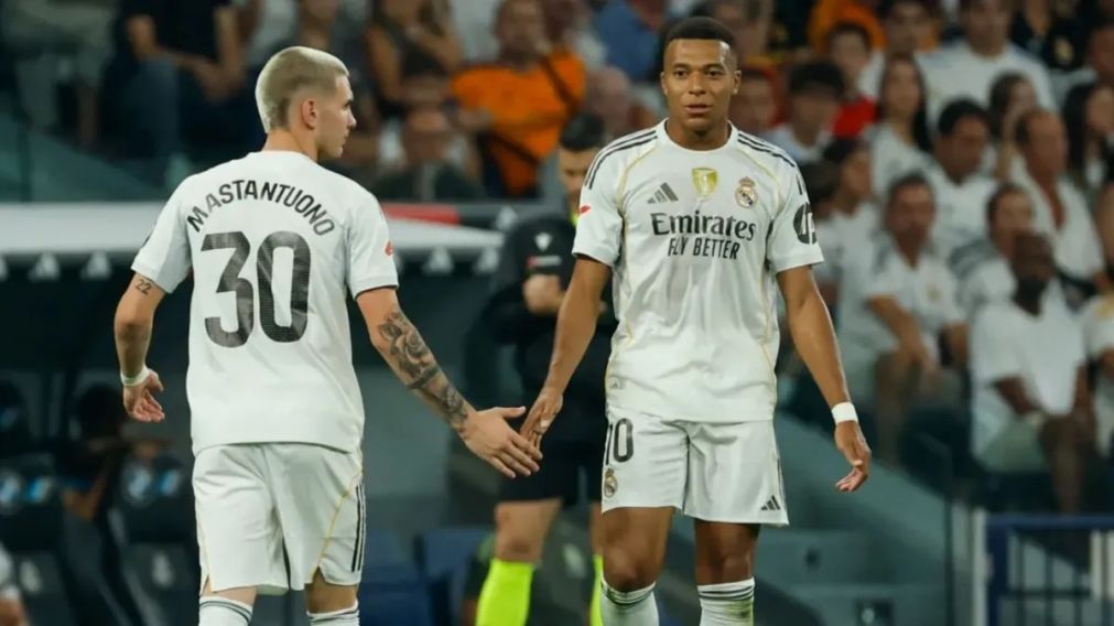 Mastantuono y Mbappé, dos de los delanteros de Real Madrid, el equipo que despierta polémicas en LaLiga.