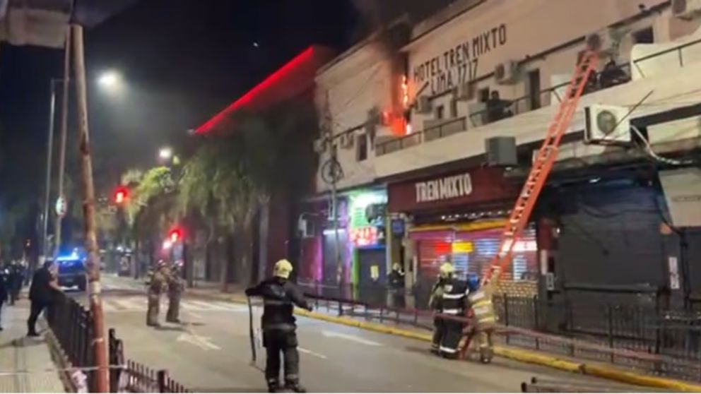 El incendio se originó durante la madrugada en el primer piso del alojamiento "Tren Mixto".