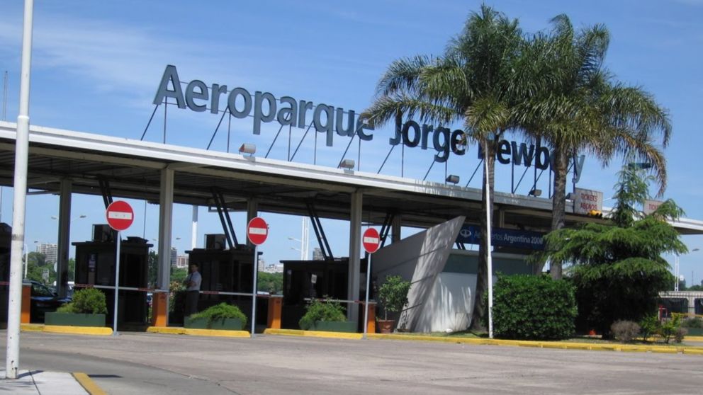 Trabajadores despedidos del Servicio Meteorol�gico Nacional protestan en el aeroparque Jorge Newbery.