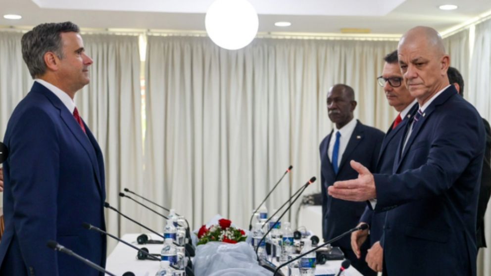John Ratcliffe, a la izquierda, y autoridades cubanas, a la derecha.
