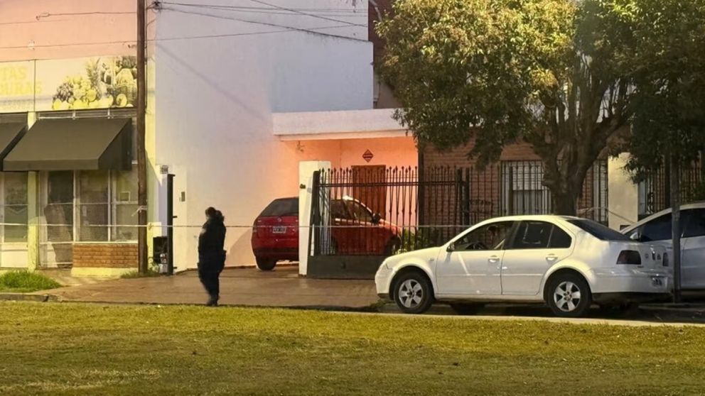 La mam� de la ni�a sacaba el auto del garaje cuando una de las hojas de hierro se desprendi� y cay� sobre su hija.