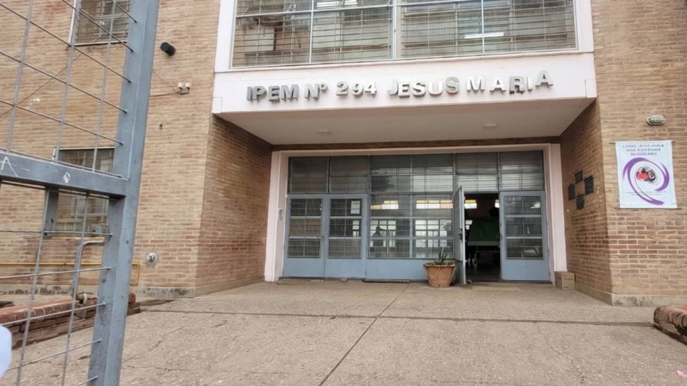 Tragedia en Córdoba: una alumna de 15 años murió tras la caída de un arco de fútbol en una escuela
