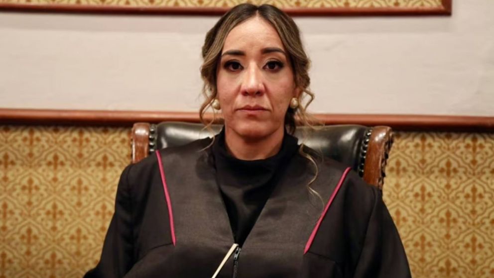 Murió una jueza mexicana tras ser atacada por abejas para salvar a su hijo.