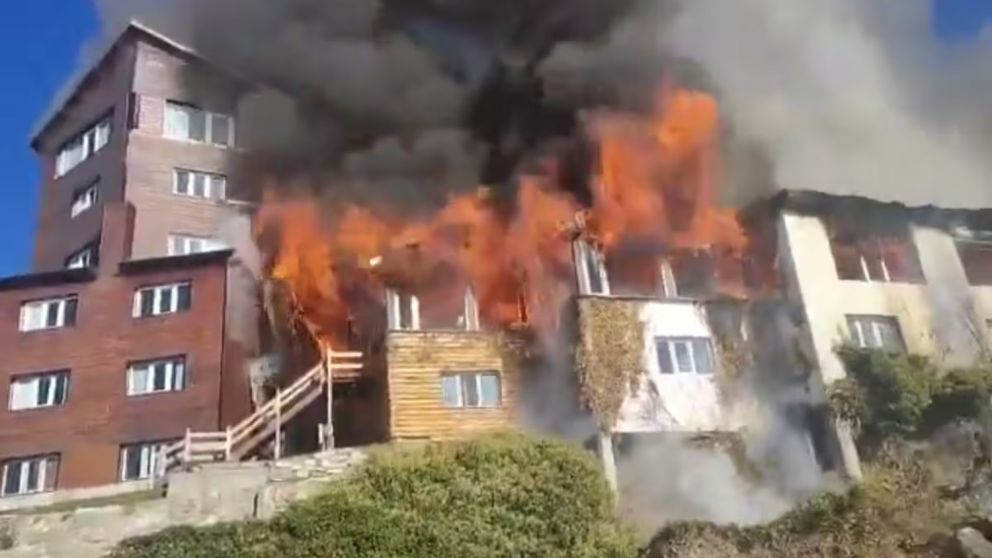 Las llamas consumieron gran parte del hotel a pesar del arduo trabajo de los bomberos.