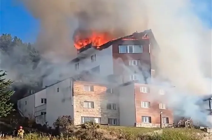 El fuego se propagó rápidamente por los pisos superiores.