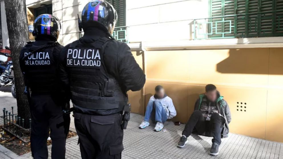 Los ladrones fueron detenidos tras una persecuci�n, luego de sustraer una mochila con 150 paquetes de figuritas (Imagen: Polic�a de la Ciudad).