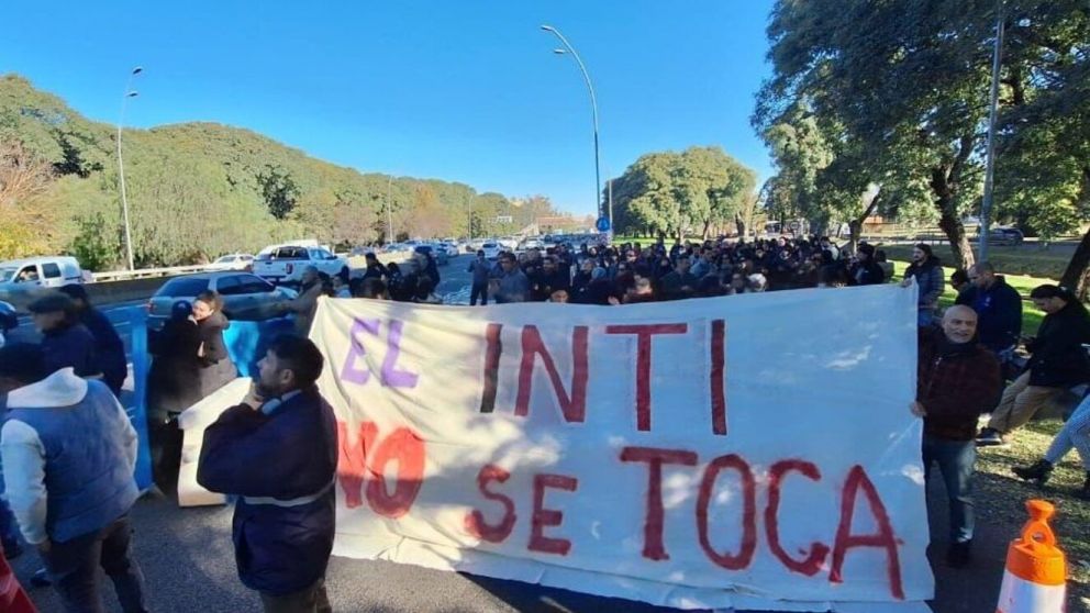 Una de las protestas concretadas por trabajadores del INTI contra las modificaciones promovidas por el Gobierno de Javier Milei (Archivo).