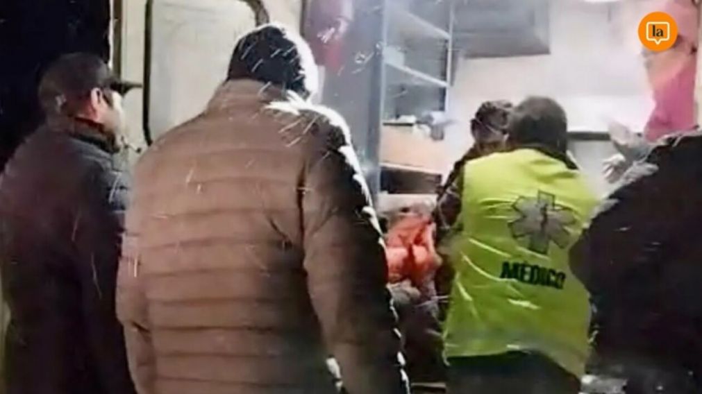 El hombre estuvo perdido en la nieve por cinco horas (X).