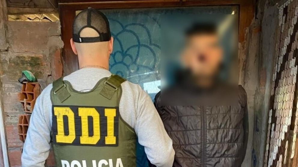 Este es el individuo que fue apresado por los investigadores policiales.
