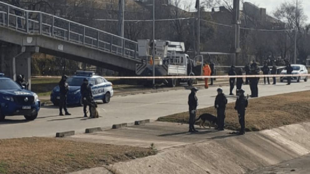 La policía cerró la zona del hallazgo y los peritos trabajaron en el lugar (Foto gentileza Cadena 3).