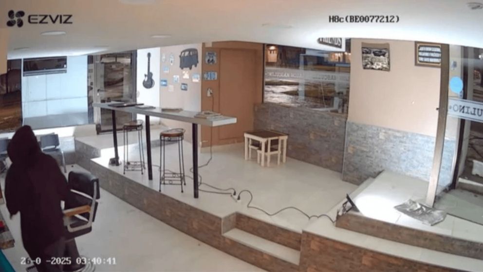 La cámara de seguridad del local captó el robo.