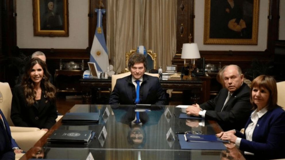 En la reuni�n con funcionarios estadounidenses estuvieron presentes Javier Milei, la ministra de Seguridad Patricia Bullrich, el ministro de Relaciones Exteriores, Gerardo Werthein, y el ministro de Econom�a, Luis Caputo.