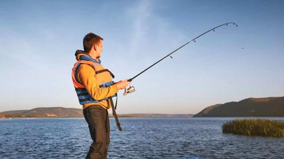 Cada vez más personas se acercan a la pesca deportiva (Imagen ilustrativa).