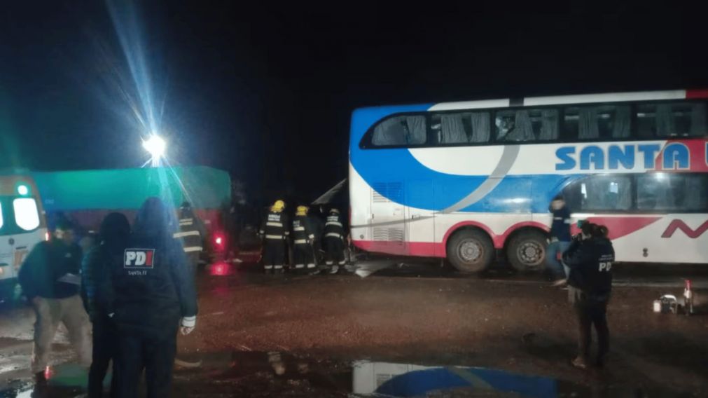 Uno de los accidentes de tránsito ocurrió en la provincia de Santa Fe e involucró a un ómnibus en el que viajaban 60 pasajeros (Gentileza LT 10).