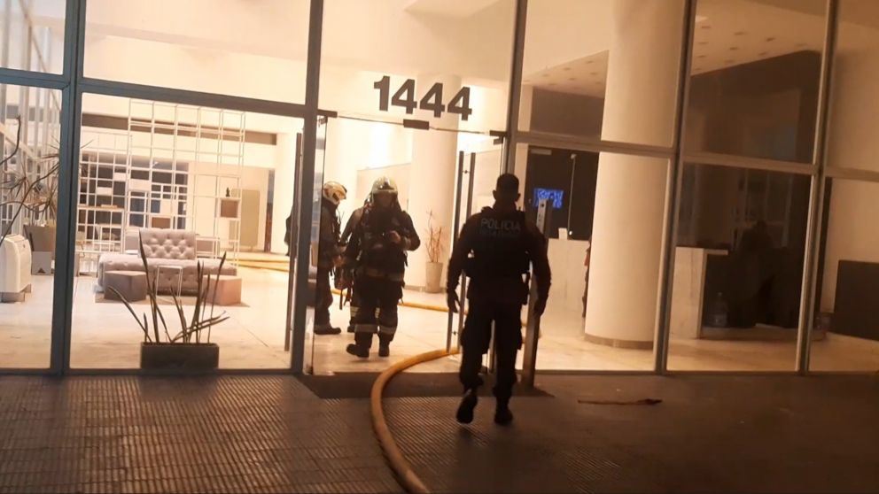 Un voraz incendio se originó en el sexto piso de un edificio de la zona porteña de Congreso (Gentileza Policía de la Ciudad).