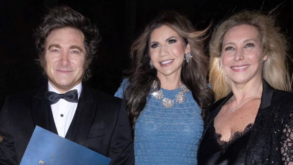 Kristi Noem, entre los hermanos Javier y Karina Milei, en uno de los viajes del Presidente a Estados Unidos.