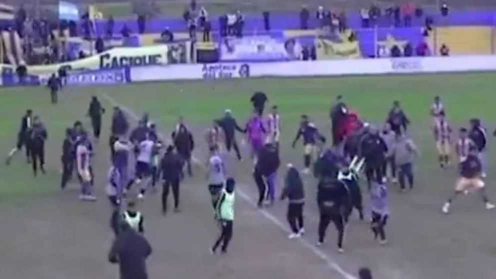 La agresi�n se produjo al final del encuentro entre Victoriano Arenas y Central Ballester.