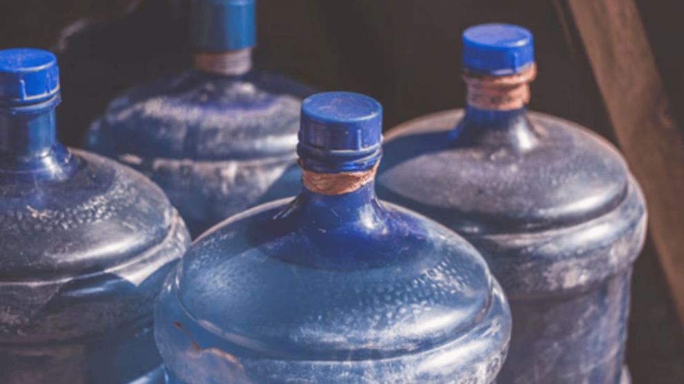 Si tenés bidones de agua vacíos, ¡no los tires! Podés reciclarlos y convertirlos en objetos decorativos para el hogar.