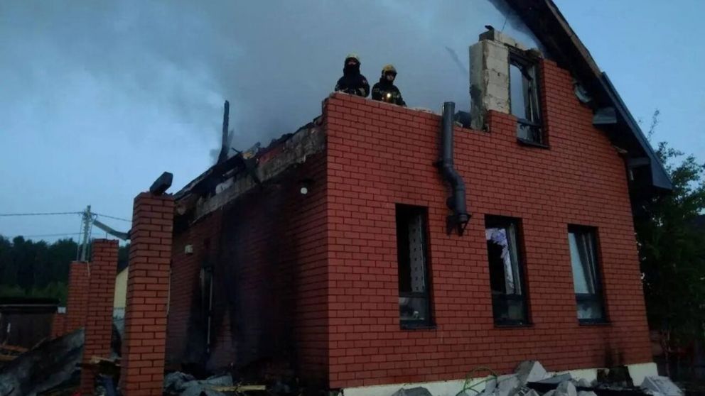 Una vivienda destruida tras los ataques de Ucrania sobre ciudades de Moscú (Reuters).