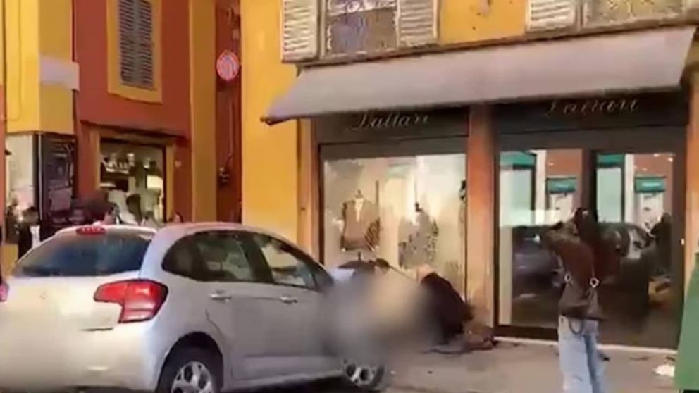 Un conductor atropell� a ocho peatones y apu�al� a un testigo en el norte de Italia.