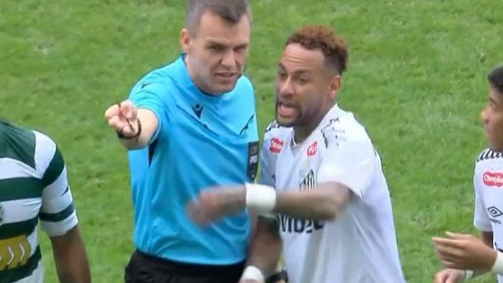 Neymar explot� contra el cuarto �rbitro por una tremenda equivocaci�n a la hora de hace el cambio en el Santos.