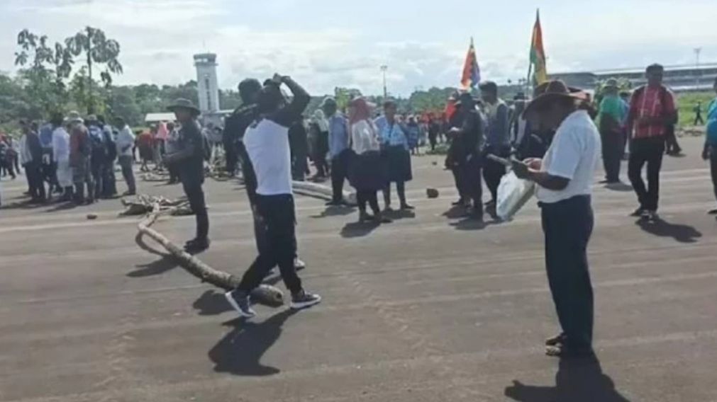 Seguidores de Evo Morales tomaron un aeropuerto para evitar su eventual arresto.