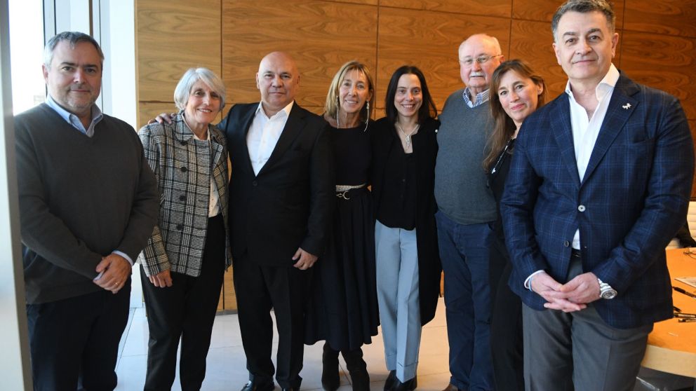 Autoridades de Fundaci�n Favaloro, Grupo Olmos y la Sociedad de Distribuidores de Diarios, Revistas y Afines (SSDRA), durante la firma de la adquisici�n del inmueble. (Foto: Pablo Vill�n)