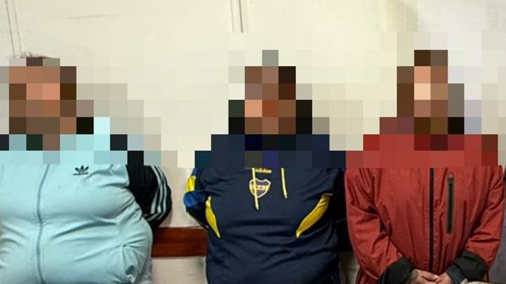 Tres de los sospechosos que fueron capturados por las autoridades policiales.