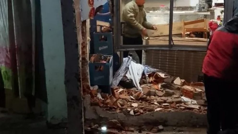 Misterioso choque: conductor huy� tras incrustarse en un comercio
