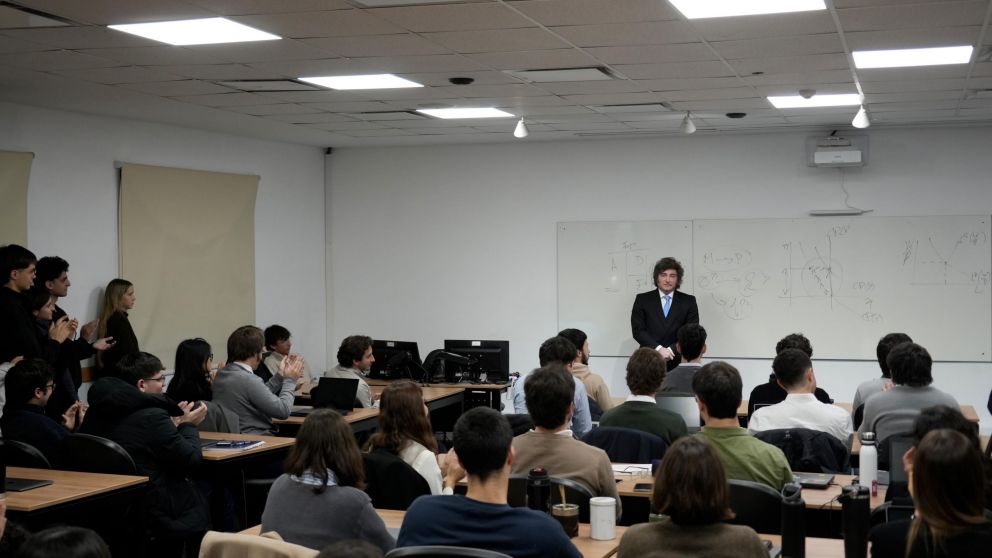 Milei dio una clase en una universidad privada en medio de la tensión interna y la causa contra Adorni