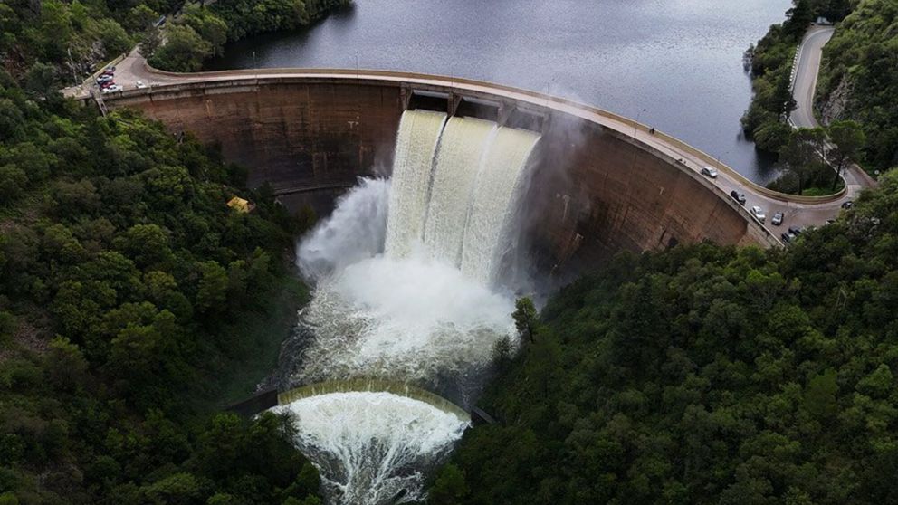 Las aguas tranquilas y el entorno serrano convierten a este rincón en uno de los paisajes más impactantes del Valle de Punilla.