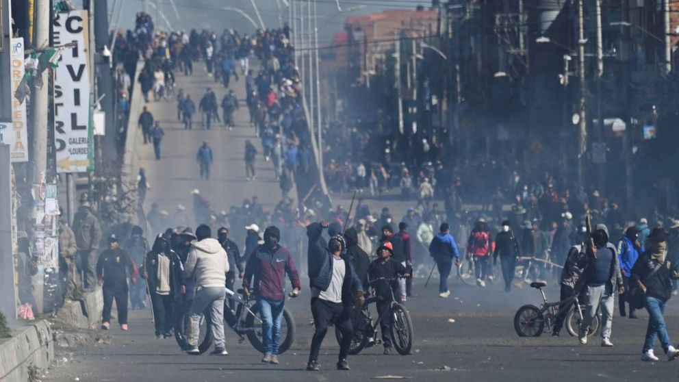 Ola de protestas y cortes de rutas paralizan accesos clave en Bolivia.